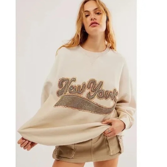 Free People Bali graphic drifter Cream New York Graphic Sweatshirt small NWT - Picture 1 of 2